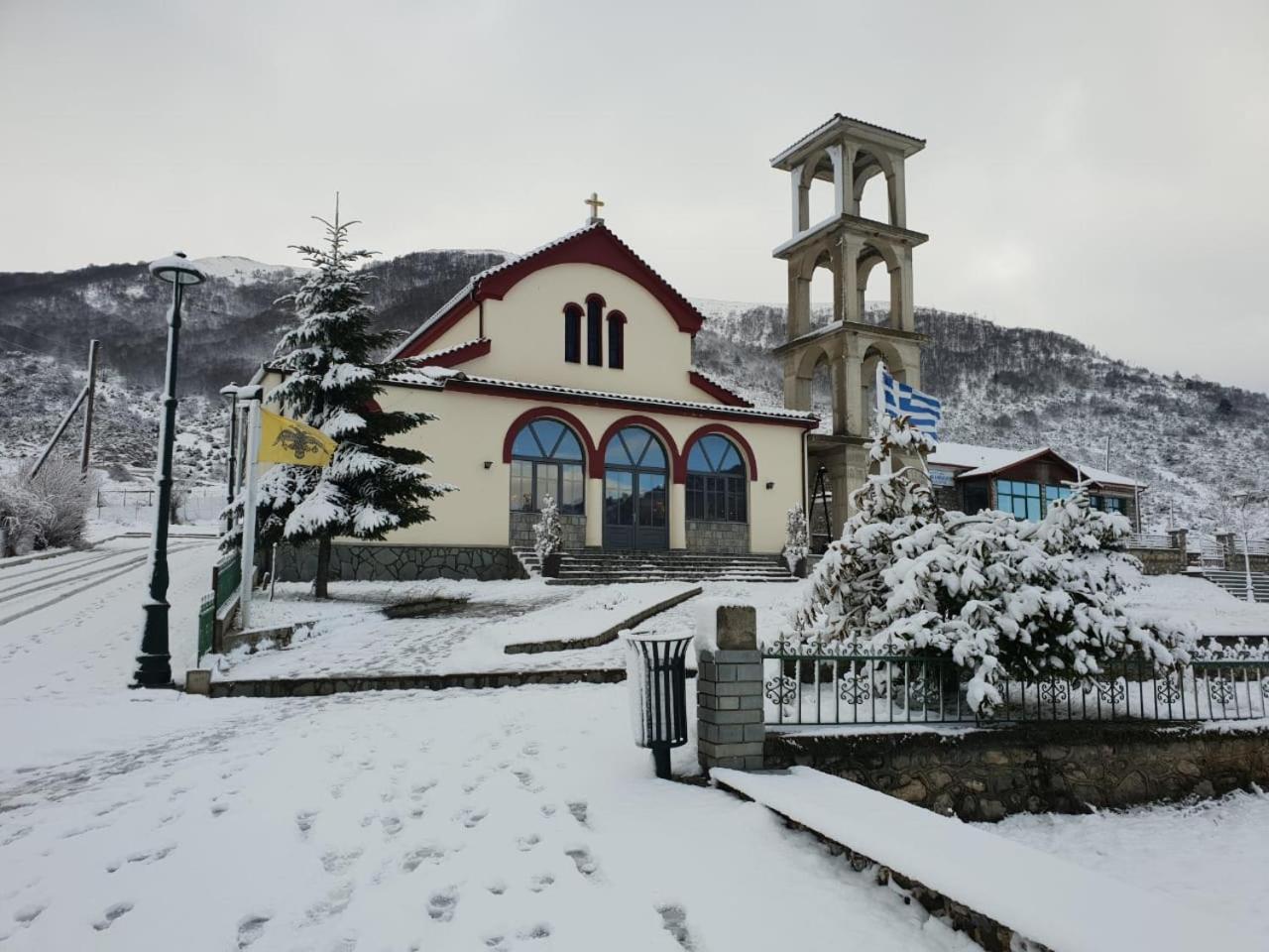 Krystal Hotel Krystallopigi Bagian luar foto